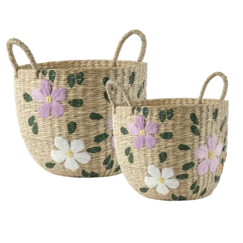 Håndlavede kurve i søgræs – blomsterdesign (2 stk.)