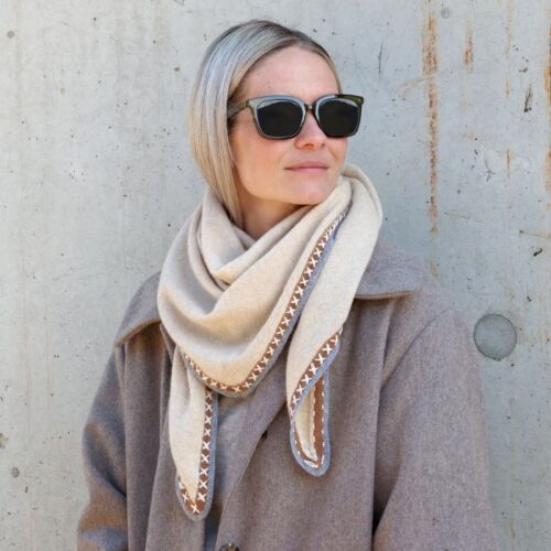 Cashmere tørklæde med dekorkant – Creme