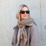 Cashmere tørklæde med hulmønster – Latte