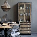 Vitrineskab i antique sort – 2 glaslåger & 4 skuffer