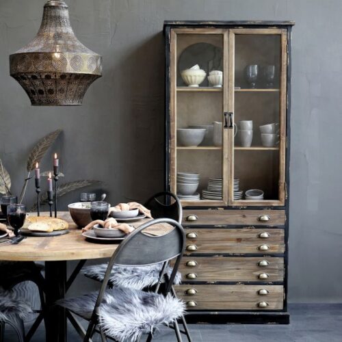 Vitrineskab i antique sort – 2 glaslåger & 4 skuffer