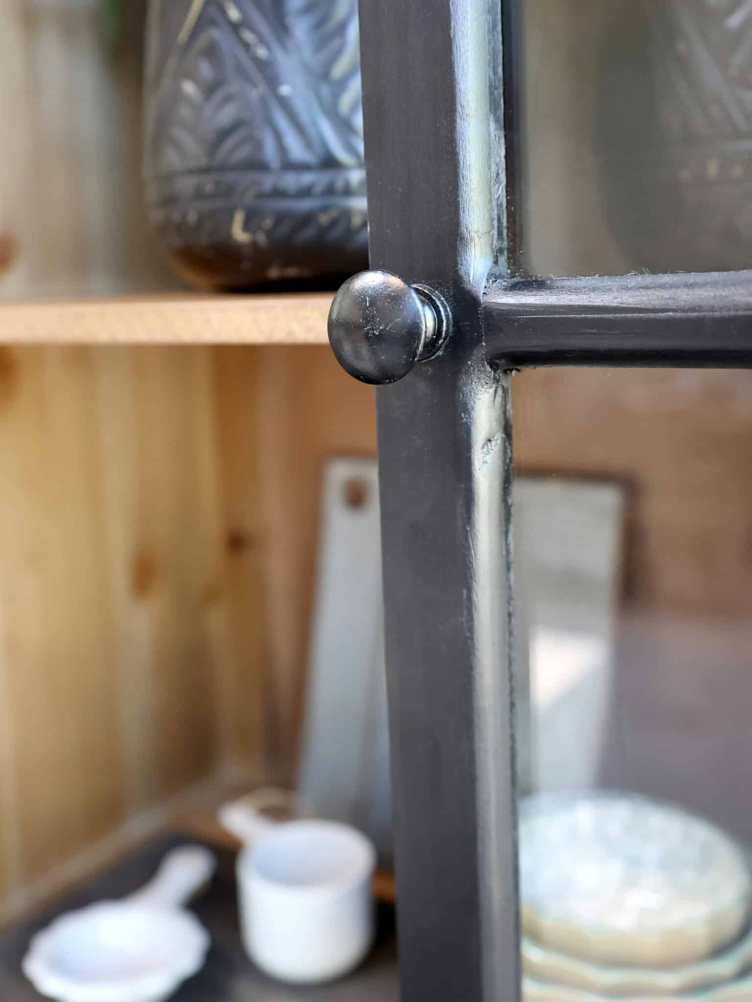 Vitrineskab i antique sort – 2 glaslåger & 2 skuffer - Billede 7