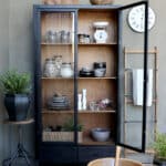 Vitrineskab i antique sort – glaslåger, hylder & skuffer