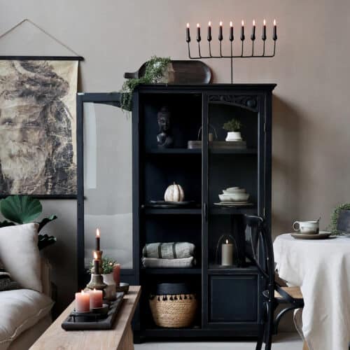 Vitrineskab med glaslåger og hylder – Antique Sort