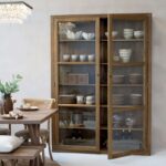 Vitrineskab i elmetræ – naturlig elegance med karakter