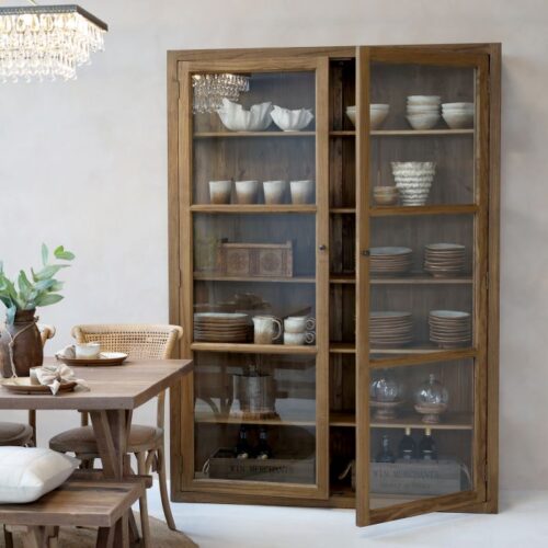 Vitrineskab i elmetræ – naturlig elegance med karakter