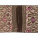 Vintager håndvævet kelim tæppe fra Bayburt i Anatolien med geometriske mønstre i jordtoner og rosa nuancer