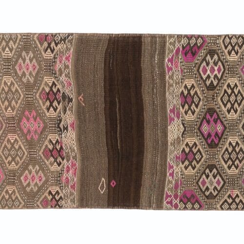 Vintager håndvævet kelim tæppe fra Bayburt i Anatolien med geometriske mønstre i jordtoner og rosa nuancer