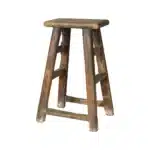 Rustik taburet i genbrugstræ – hvert stykke er unikt.