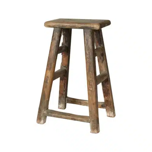Rustik taburet i genbrugstræ – hvert stykke er unikt.
