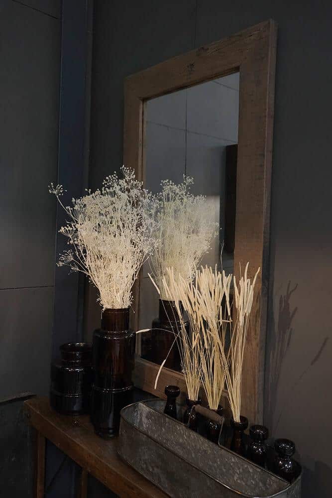 Rustikt vægspejl med bred patineret ramme i genanvendt træ 124x70 cm