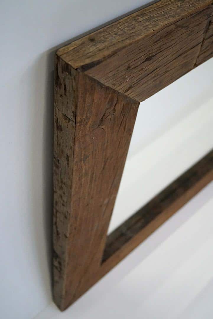 Rustikt vægspejl med bred patineret ramme i genanvendt træ 124x70 cm
