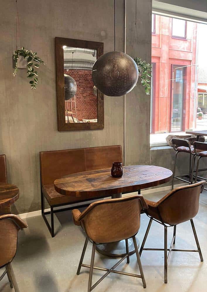 Rustikt vægspejl med bred patineret ramme i genanvendt træ 124x70 cm